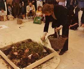 Heinz Cibulka bei der Performance Kompost-Komposition in Bologna, 1977